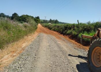 Foram feitos o nivelamento de pista e o cascalhamento com pedras em diversas vicinais. (Divulgação)