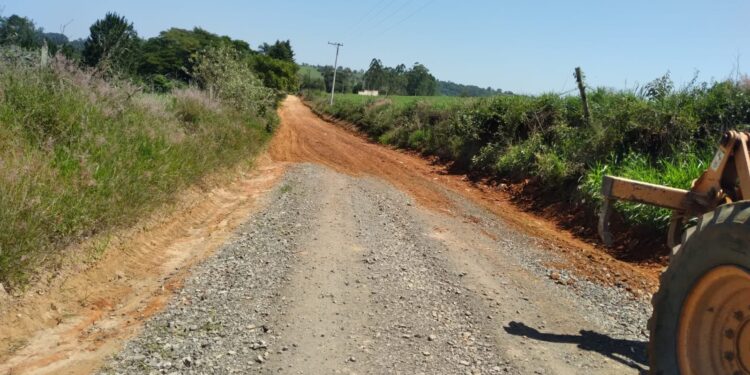 Foram feitos o nivelamento de pista e o cascalhamento com pedras em diversas vicinais. (Divulgação)