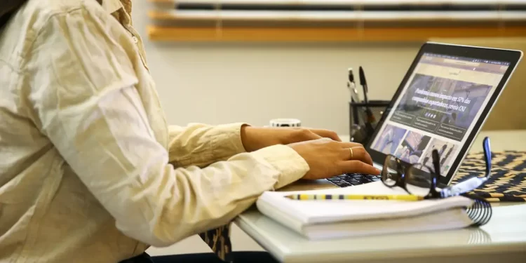 Manter o currículo atualizado, seja com novos cursos, projetos voluntários ou outros aprendizados, é a principal orientação para conseguir emprego. (Agência Brasil)