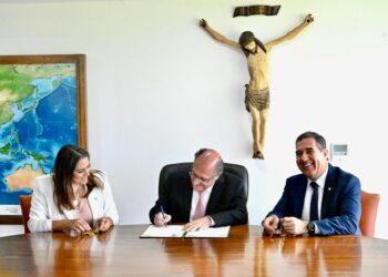 A assinatura da sanção da Lei do Rosário da Virgem Maria foi feita, às 15h, desta terça-feira, dia 05, pelo Presidente da República em exercício, Geraldo Alckmin, ao lado da autora da Lei 14.745/2023, deputada federal Simone Marquetto (MDB-SP) e vice-presidente da Frente Parlamentar Católica e do relator, deputado federal Luiz Gastão (PSD-CE), durante audiência no Palácio do Planalto. (Divulgação)