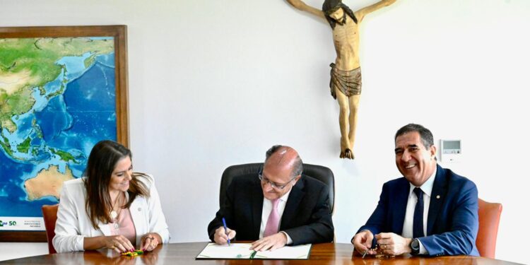 A assinatura da sanção da Lei do Rosário da Virgem Maria foi feita, às 15h, desta terça-feira, dia 05, pelo Presidente da República em exercício, Geraldo Alckmin, ao lado da autora da Lei 14.745/2023, deputada federal Simone Marquetto (MDB-SP) e vice-presidente da Frente Parlamentar Católica e do relator, deputado federal Luiz Gastão (PSD-CE), durante audiência no Palácio do Planalto. (Divulgação)