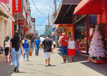 Pessoas caminham pelo Calçadão José Bonifácio em Itapetininga. (William Furtado)
