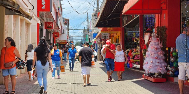 Pessoas caminham pelo Calçadão José Bonifácio em Itapetininga. (William Furtado)