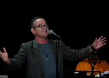 Apaixonado pela música romântica brasileira, especialmente a popular, Rogério Sardela teve forte influência de cantores que fizeram grande sucesso na década de 1980 e que até hoje são lembrados pelo público. (Divulgação)