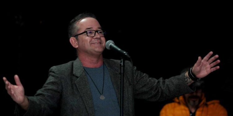 Apaixonado pela música romântica brasileira, especialmente a popular, Rogério Sardela teve forte influência de cantores que fizeram grande sucesso na década de 1980 e que até hoje são lembrados pelo público. (Divulgação)