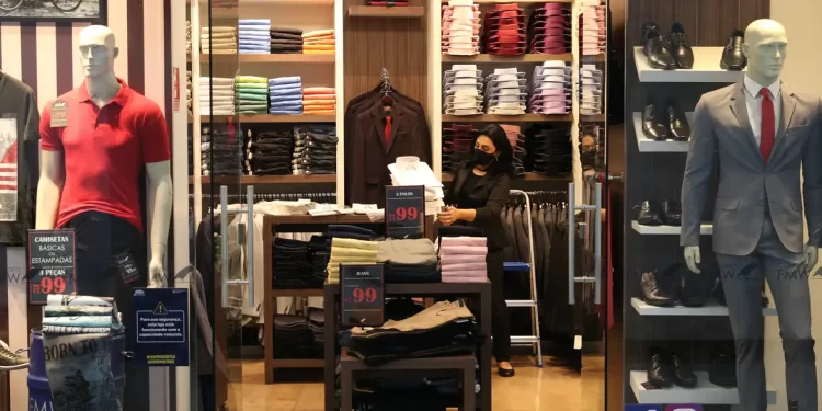 Para trocas no Natal, as regras são diferentes em lojas virtuais ou físicas. (Agência Brasil)