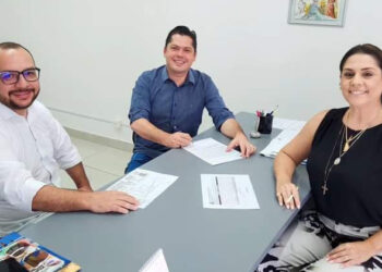 O prefeito Jeferson Brun, a deputada federal Simone Marquetto e o vereador Uan Moreira. (Divulgação)