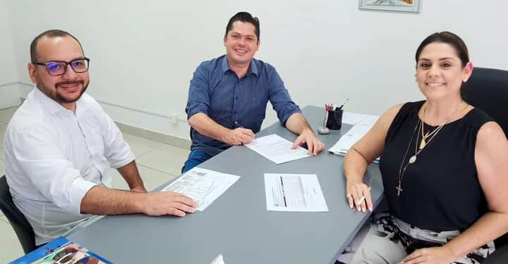 O prefeito Jeferson Brun, a deputada federal Simone Marquetto e o vereador Uan Moreira. (Divulgação)