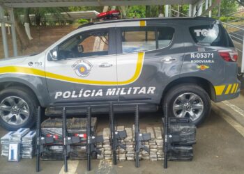 Foram apreendidos seis fuzis, além de cocaína e maconha. (Divulgação/ Polícia Militar Rodoviária)