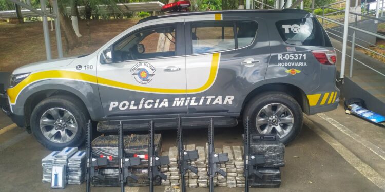 Foram apreendidos seis fuzis, além de cocaína e maconha. (Divulgação/ Polícia Militar Rodoviária)