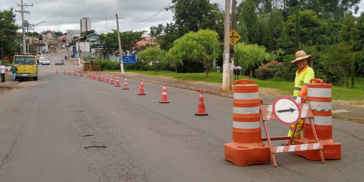 Rodovia Gladys Bernardes Minhoto passa por obras de recapeamento em Itapetininga