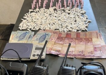 Com o homem, foram encontrados 548 pinos de cocaína (0,198 Kg), uma balança de precisão, dois rádios comunicadores e R$ 50 em espécie. (Divulgação)
