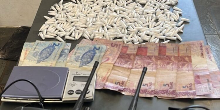 Com o homem, foram encontrados 548 pinos de cocaína (0,198 Kg), uma balança de precisão, dois rádios comunicadores e R$ 50 em espécie. (Divulgação)