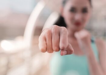 Será uma aula prática e teórica de defesa pessoal feminina, além de prevenção e abordagens técnicas de reação em caso de perigo ou ameaça. (Divulgação)