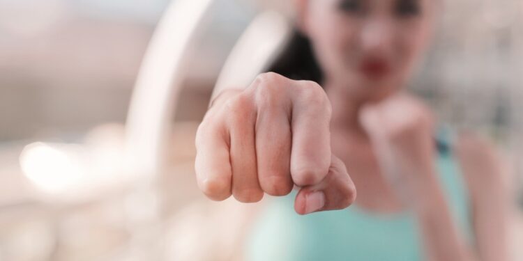 Será uma aula prática e teórica de defesa pessoal feminina, além de prevenção e abordagens técnicas de reação em caso de perigo ou ameaça. (Divulgação)