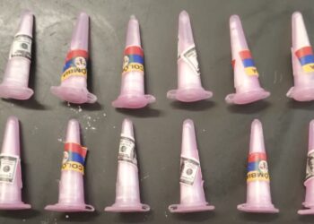 Com o jovem foram encontrados 19 microtubos de cocaína. (Divulgação)