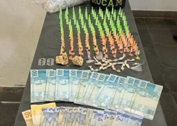 Com eles foram encontrados 160 pinos de cocaína (0,117 Kg), 33 pedras de crack (0,044 Kg) e R$ 1.211,80 em espécie. (Divulgação)