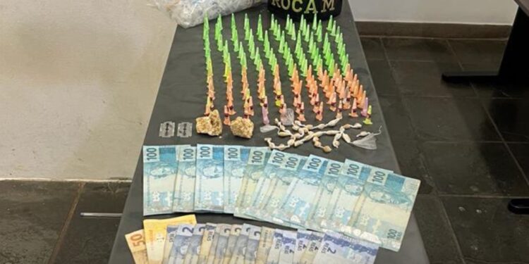 Com eles foram encontrados 160 pinos de cocaína (0,117 Kg), 33 pedras de crack (0,044 Kg) e R$ 1.211,80 em espécie. (Divulgação)