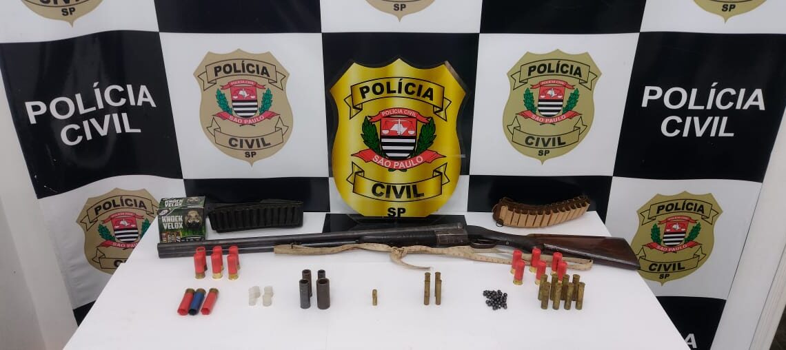 A Polícia Civil localizou 12 munições intactas de calibre 12, além de uma arma de fogo do mesmo calibre, utilizada para o crime.(Divulgação)