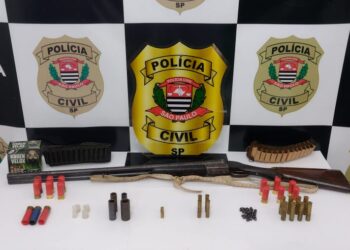 A Polícia Civil localizou 12 munições intactas de calibre 12, além de uma arma de fogo do mesmo calibre, utilizada para o crime.(Divulgação)