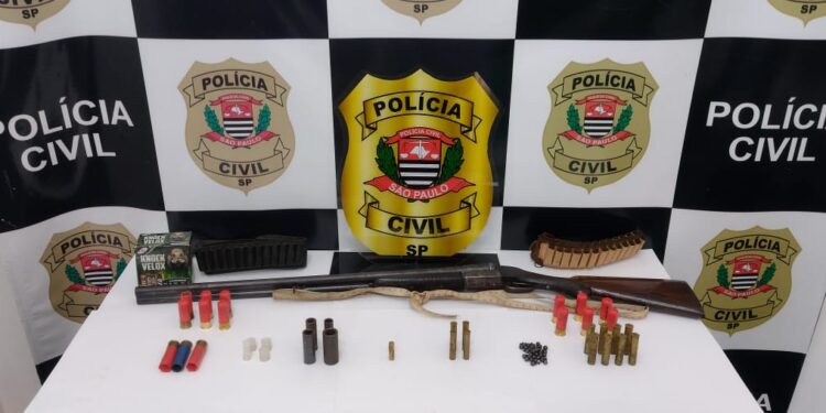 A Polícia Civil localizou 12 munições intactas de calibre 12, além de uma arma de fogo do mesmo calibre, utilizada para o crime.(Divulgação)