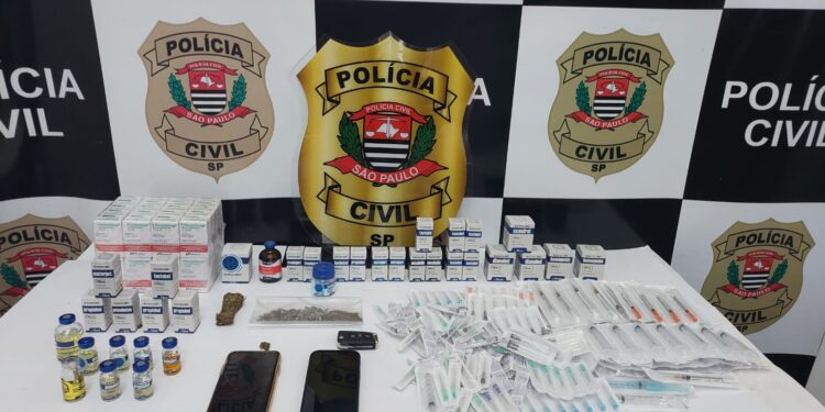 Os policiais cumpriram um mandado de busca na residência do suspeito, onde localizaram mais 40 caixas de medicamentos hormonais utilizados para hipertrofia muscular e oxandrolona, substância proibida pela Agência Nacional de Vigilância Sanitária (Anvisa). (Dviulgação)