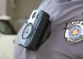 Organizações que acompanham a área de segurança pública apontam o uso de câmeras nas fardas como um elemento que ajuda a reduzir as mortes causadas pela polícia. (Agência Brasil)