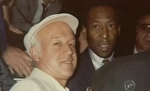 O radialista Carlos José de Oliveira, mais conhecido como Carlinhos José, possui centenas de registros e lembranças sobre a Copa do Mundo da Fifa, inclusive uma entrevista com o Pelé. (Arquivo Pessoal)