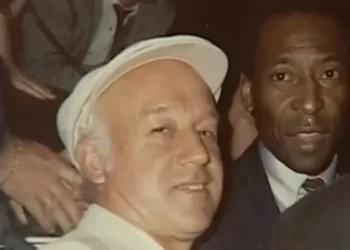 O radialista Carlos José de Oliveira, mais conhecido como Carlinhos José, possui centenas de registros e lembranças sobre a Copa do Mundo da Fifa, inclusive uma entrevista com o Pelé. (Arquivo Pessoal)