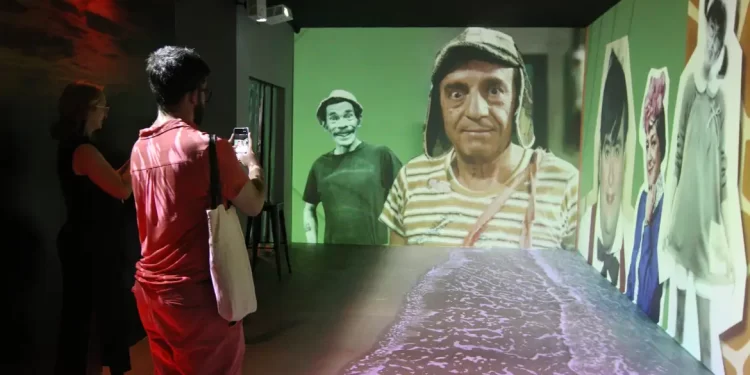 Os versos invadem o espaço e o coração de uma legião de fãs brasileiros que assistiram ao seriado mexicano Chaves, que foi exibido por muitos anos na TV aberta. (Divulgação)