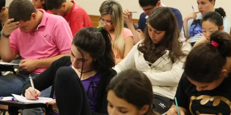 Candidatos durante prova de concurso público. (Agência Brasil)