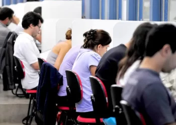 O estágio é uma experiência muito valiosa para estudantes universitários, pois nele é possível aplicar os conteúdos aprendidos e ainda vivenciar a realidade da profissão, conhecendo de perto os processos, desafios e até mesmo oportunidades. (Agência Brasil)