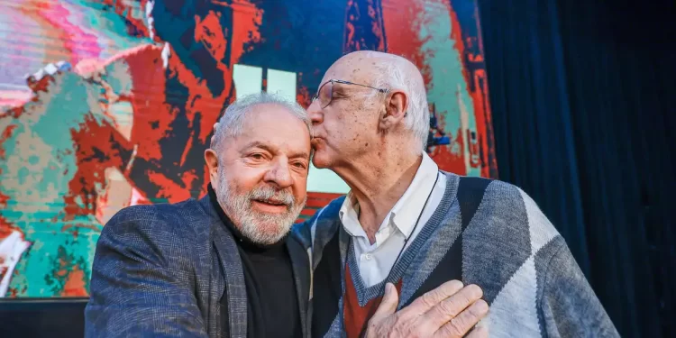 O presidente Luiz Inácio Lula da Silva (PT) afirmou nesta quinta-feira (4), em uma rede social, que o trabalho do padre Júlio Lancellotti e da diocese de São Paulo "são essenciais para dar algum amparo a quem mais precisa". (Divulgação)