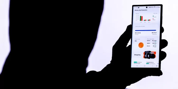 Desconfie de ligações com ofertas vantajosas ou alertas de supostos golpes contra sua conta. Foto: Joedson Alves/Agência Brasil