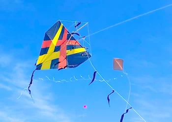 A prática de brincar com pipa é muito antiga, entretanto, a atenção deve ser redobrada ao sair nas ruas com o objeto. (Divulgação)