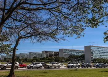 Carros trafegam em Brasília. (Foto: Agência Brasil)