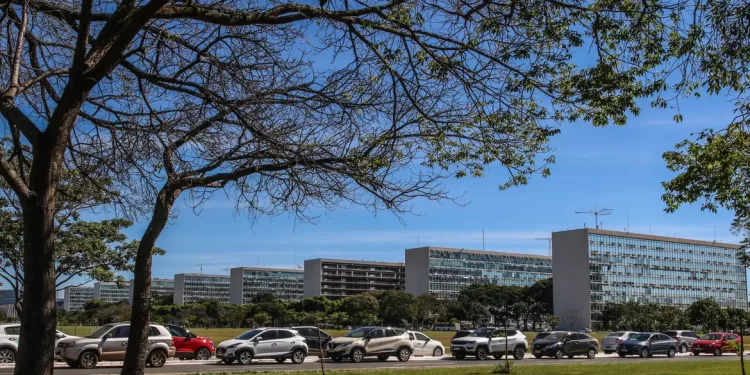 Carros trafegam em Brasília. (Foto: Agência Brasil)