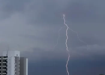 Oraio é uma descarga elétrica resultante da atração entre cargas positivas, existentes no solo, e negativas, acumuladas nas nuvens.