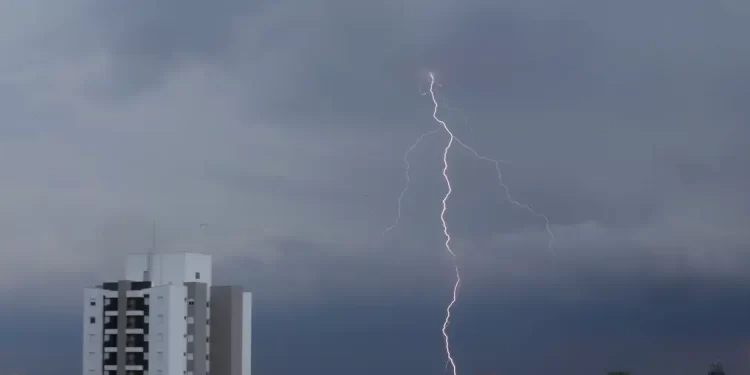 Oraio é uma descarga elétrica resultante da atração entre cargas positivas, existentes no solo, e negativas, acumuladas nas nuvens.