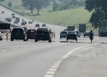 Carros trafegam por rodovia. (Agência Brasil)