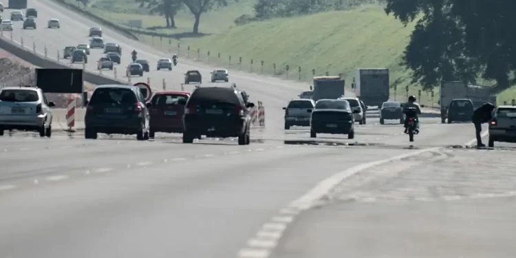 Carros trafegam por rodovia. (Agência Brasil)