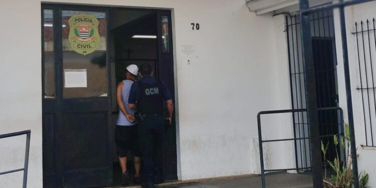 O homem foi preso e levado à Delegacia Seccional, onde permaneceu a disposição da justiça. (Divulgação)