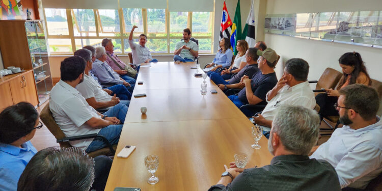 O prefeito de Itapetininga, Jeferson Brun, recebeu nesta sexta-feira (19), a visita do Secretário de Estado da Agricultura e Abastecimento, Guilherme Piai, para uma reunião com representantes do agronegócio de Itapetininga. (Divulgação)