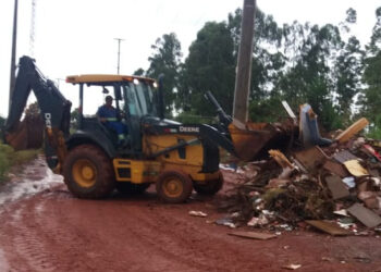 Da rua Benedito Mariano, no Jardim Fogaça, foram retiradas 150 toneladas de materiais inservíveis como entulho, madeiras, lixos residenciais entre outros. (Divulgação)