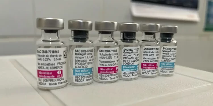 O imunizante Qdenga tem registro na Agência Nacional de Vigilância Sanitária (Anvisa) e é indicado para prevenção de dengue de 4 a 60 anos de idade, independentemente de a pessoa ter tido ou não a doença previamente. (Rogério Vidmantas/Prefeitura de Dourados)