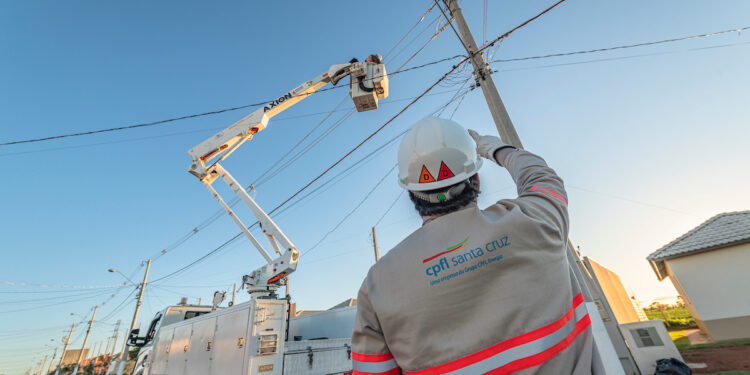 A CPFL Energia está há 111 anos no setor elétrico e atua nos segmentos de distribuição, geração, transmissão, comercialização e serviços. (CPFL Energia)