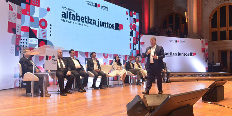 O governador Tarcísio de Freitas durante o lançamento do Programa Alfabetiza Juntos SP. (Francisco Cepeda / Governo do Estado de SP)