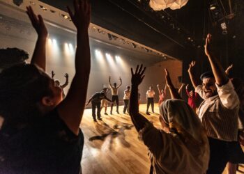 Os cursos oferecidos gratuitamente pelos NACs proporcionam a vivência da prática teatral. (Divulgação)