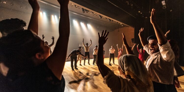 Os cursos oferecidos gratuitamente pelos NACs proporcionam a vivência da prática teatral. (Divulgação)