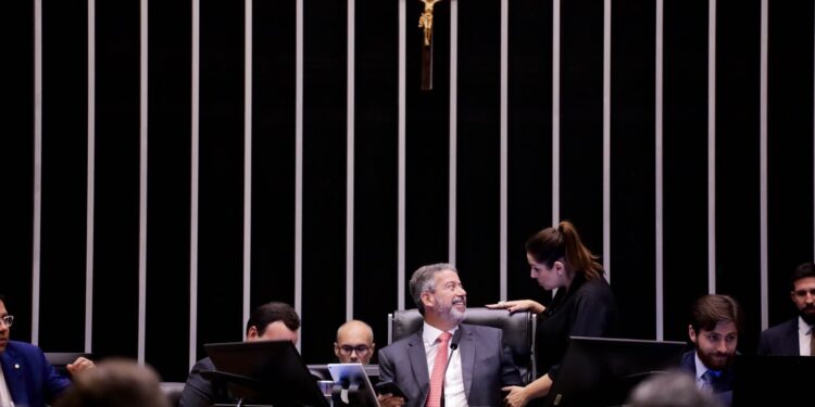 A deputada federal Simone Marquetto (MDB-SP) e o presidente da Câmara Federal, Arthur Lira (PP-AL). (Divulgação)